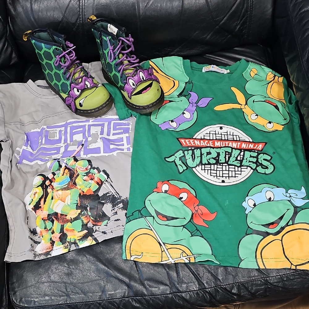 Dr. Martens Donatello Boots Size US 10c - Also comes With 2 Matching t Shirts